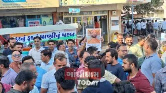 વિરપુર વિવાદઃ સ્વામીના ફોટા પર ગાંધીધામમાં ચંપલો મરાઈ