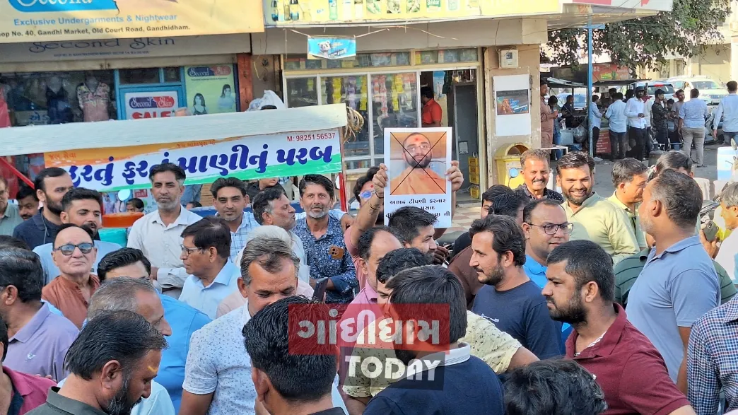 વિરપુર વિવાદઃ સ્વામીના ફોટા પર ગાંધીધામમાં ચંપલો મરાઈ