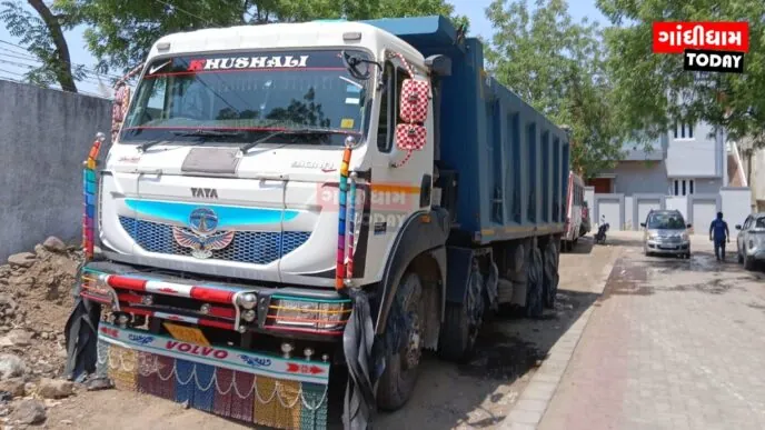 કચ્છમાં ગેરકાયદેસર ખનીજ વહન કરતી પાંચ ટ્રકો ઝડપાઈ, રૂ. ૧.૧૧ કરોડનો મુદ્દામાલ સીઝ