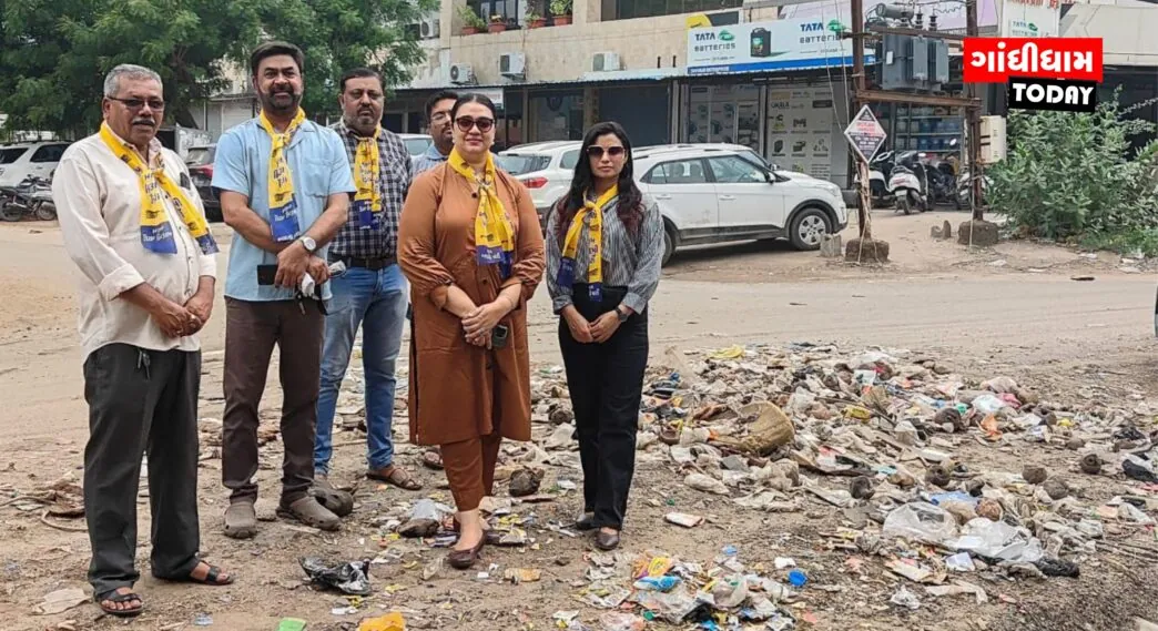 ગાંધીધામના ધારાસભ્ય કાર્યાલય બહાર કચરાનો ગંજ: 'આપ' દ્વારા પ્રી-મોન્સુન કામગીરીની પોલ ખોલી