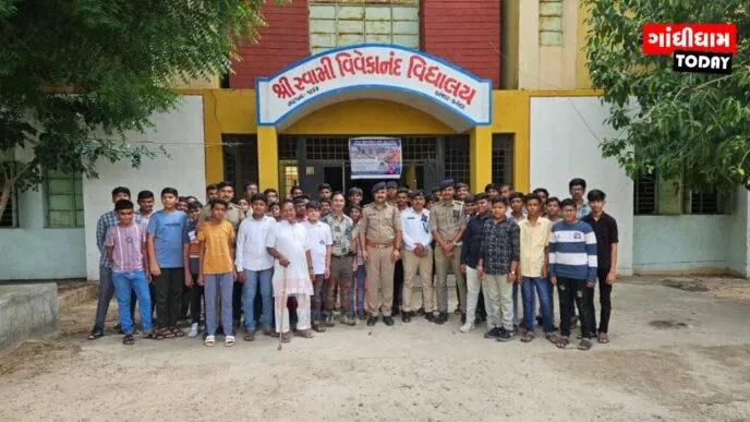 ટ્રાફિક જાગૃતિ: અંજારની સ્વામી વિવેકાનંદ સ્કૂલમાં વિશેષ કાર્યક્રમ યોજાયો