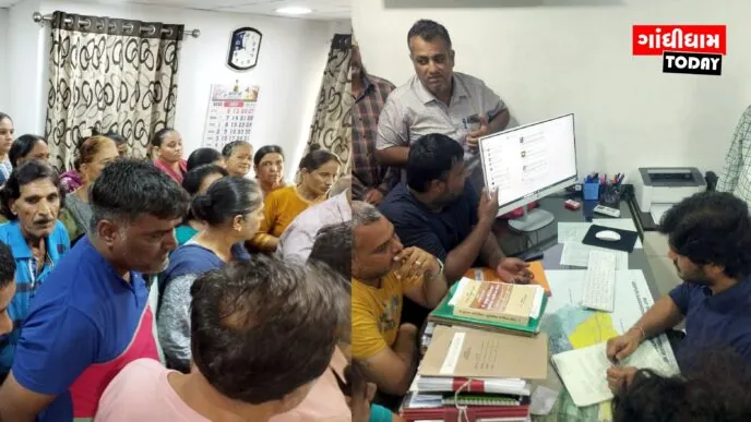 ગાંધીધામના ૪૦૦ ક્વાર્ટર વિસ્તારમાં પાણી અને સ્વચ્છતાની સમસ્યાથી પ્રજા પરેશાન: મહાનગરપાલિકા કચેરીનો ઘેરાવો