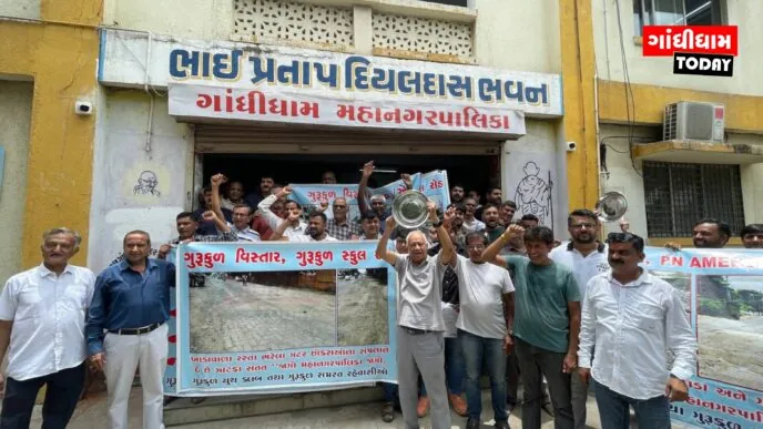ગાંધીધામ: ગુરુકુળ વિસ્તારમાં રસ્તા અને સફાઈ મુદ્દે સ્થાનિકોનો મહાપાલિકાને અલ્ટીમેટમ
