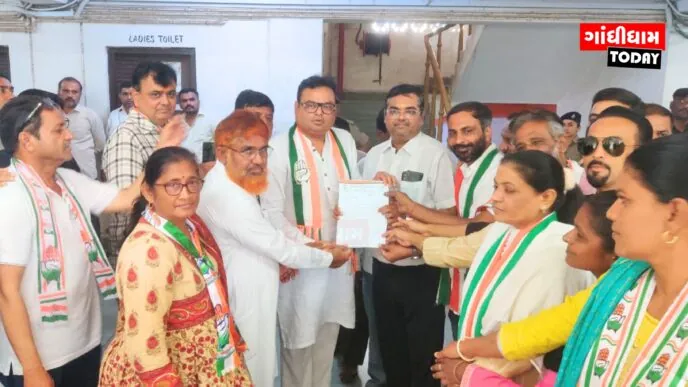 ગાંધીધામમાં કોંગ્રેસ દ્વારા મહાનગરપાલિકા સામે ઉગ્ર વિરોધ પ્રદર્શન: અનેક સમસ્યાઓનો તાત્કાલિક ઉકેલ લાવવાની માગ