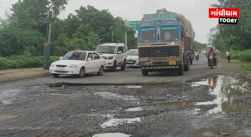 ગુજરાતમાં ભ્રષ્ટાચારના ખાડાએ 96નો ભોગ લીધો: ચોમાસામાં ખૂલી સરકારની પોલ