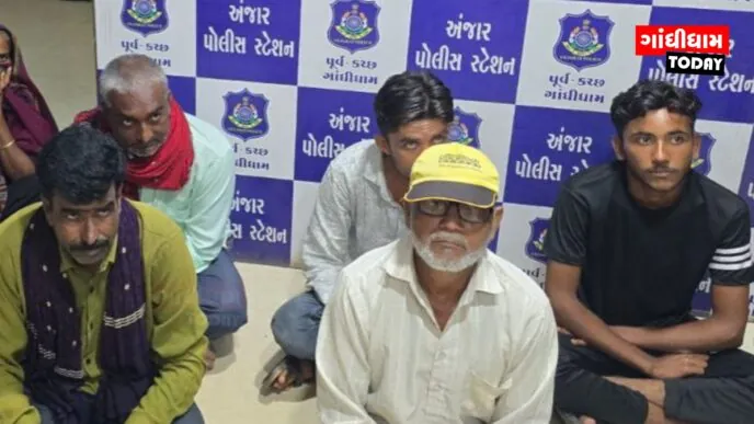 અંજારમાં જાહેરમાં જુગાર રમતા 7 ઝડપાયા, કુલ ₹96,850નો મુદ્દામાલ જપ્ત