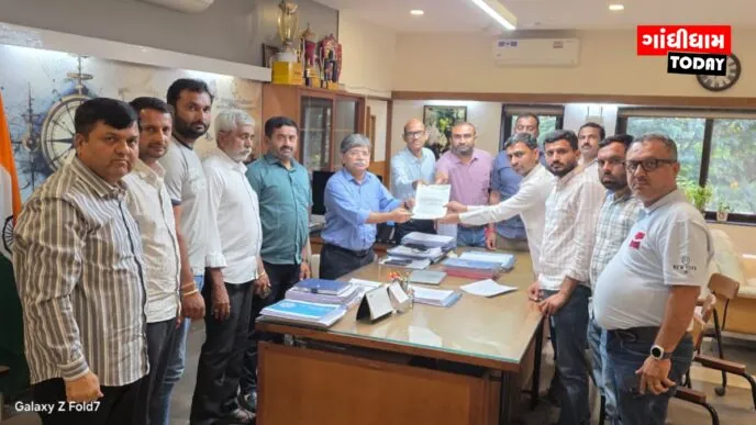 'નો ટોલ, નો રોડ' આંદોલનની ધમકી: ખરાબ રસ્તાઓથી પરેશાન ટ્રાન્સપોર્ટરોએ પોર્ટ સામે મોરચો માંડ્યો